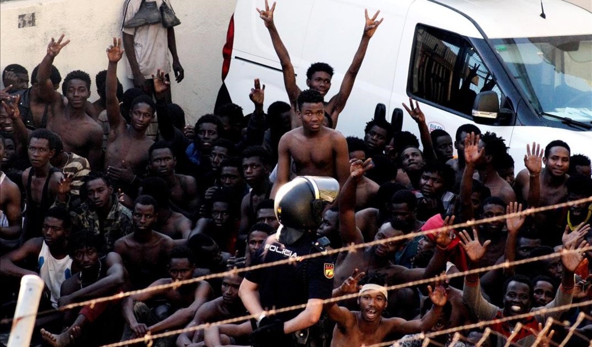 inmigrantes subsaharianos celebran haber superado valla fronteriza que separa marruecos ceuta pasado julio 1541693978773