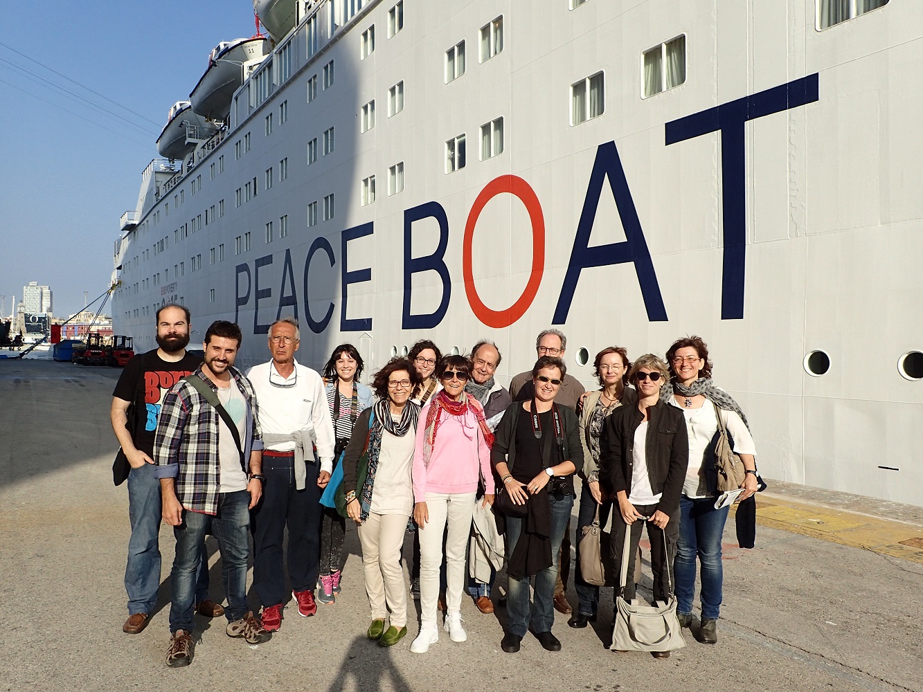El Centro Delás visita el barco de la ONG japonesa Peace Boat, acompañados de miembros de Plataforma Pau Lloret, Fundació Per la Pau y Can Jonch